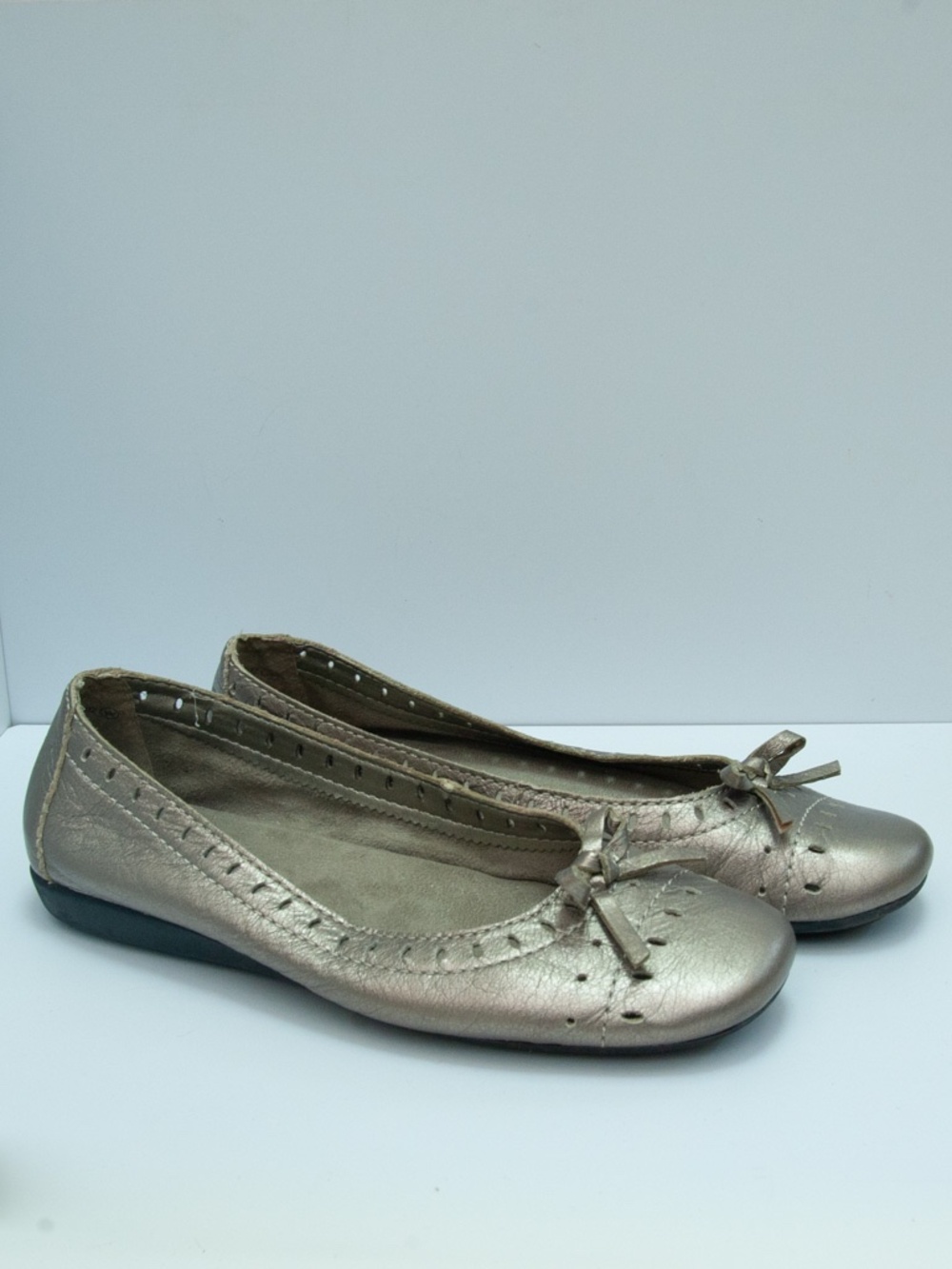Aerosoles Metallic Gold Ballet Flats with Cutouts and Bow Ladies 7.5